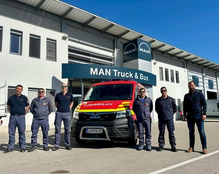 Ekipa PGD Polica ob prevzemu vozila za prevoz moštva GVM 1.